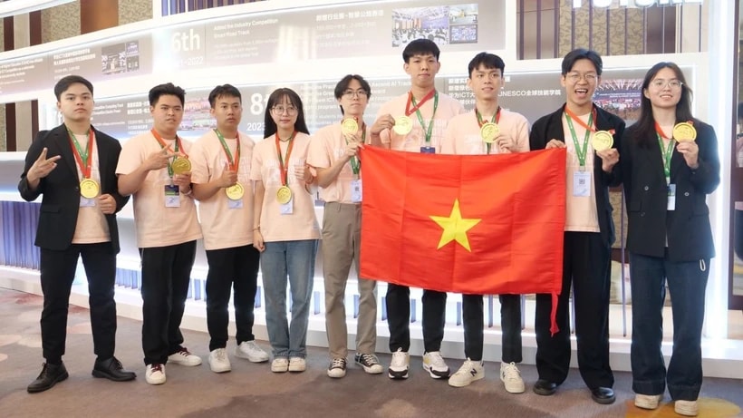 9 sinh viên Việt Nam đoạt giải trong Cuộc thi ICT Huawei 2024-2025. (Ảnh: Quang Hưng/TTXVN)