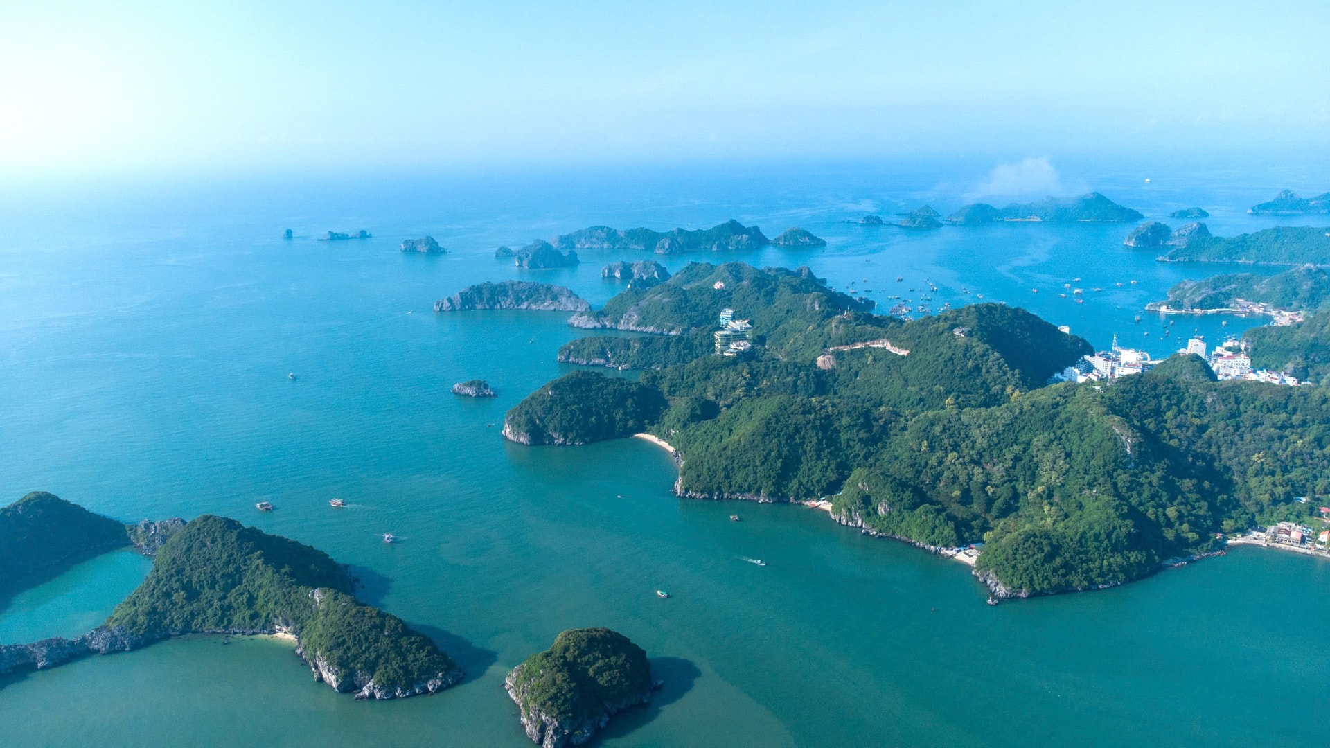 Cát Bà có lợi thế lớn về cảnh quan thiên nhiên độc đáo, được nhiều du khách yêu thích.