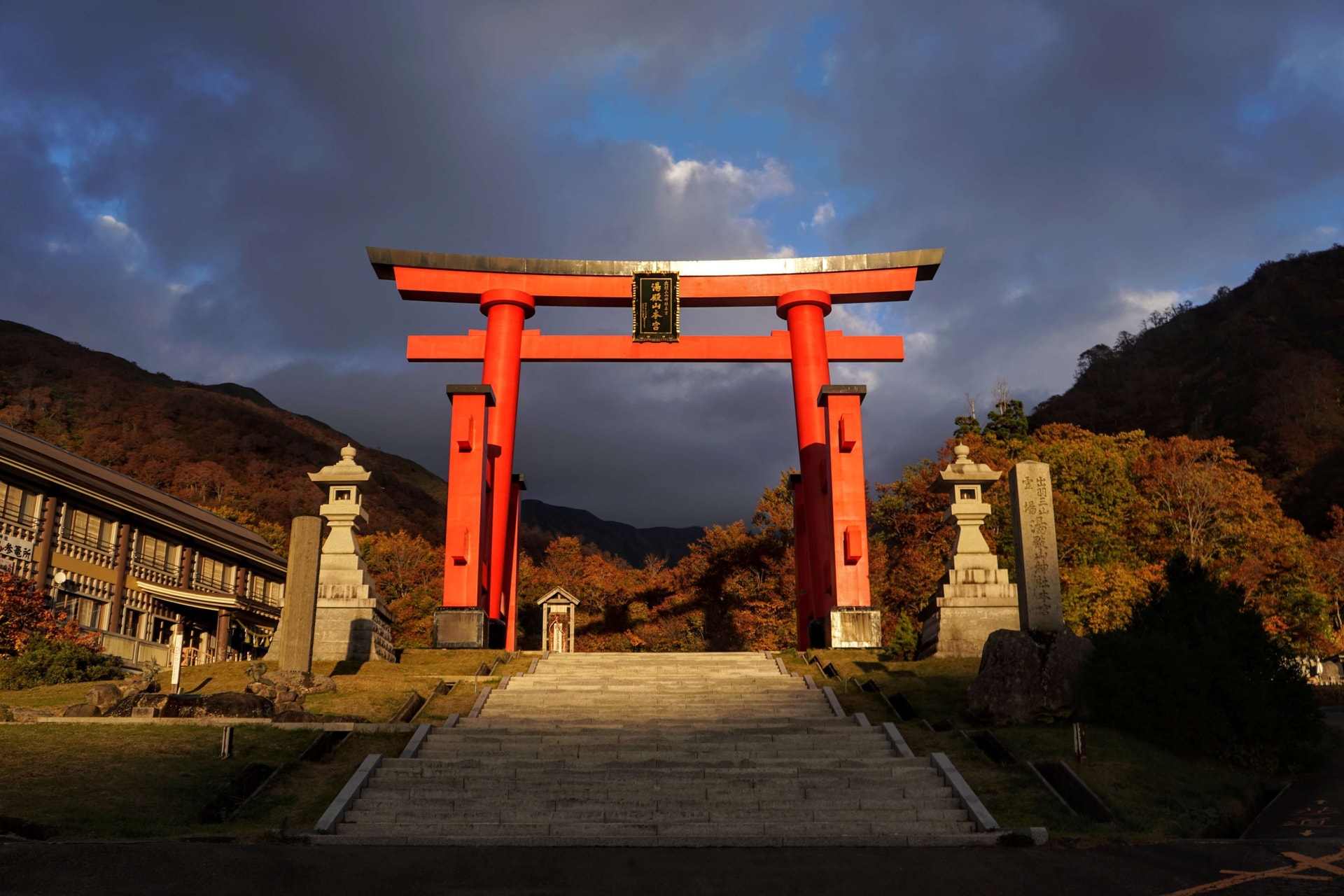 Núi thiêng Yudono ở vùng Yamagata là nơi thờ Bồ tát xác ướp Shinnyokai-shonin. (Ảnh: Dainichibou)
