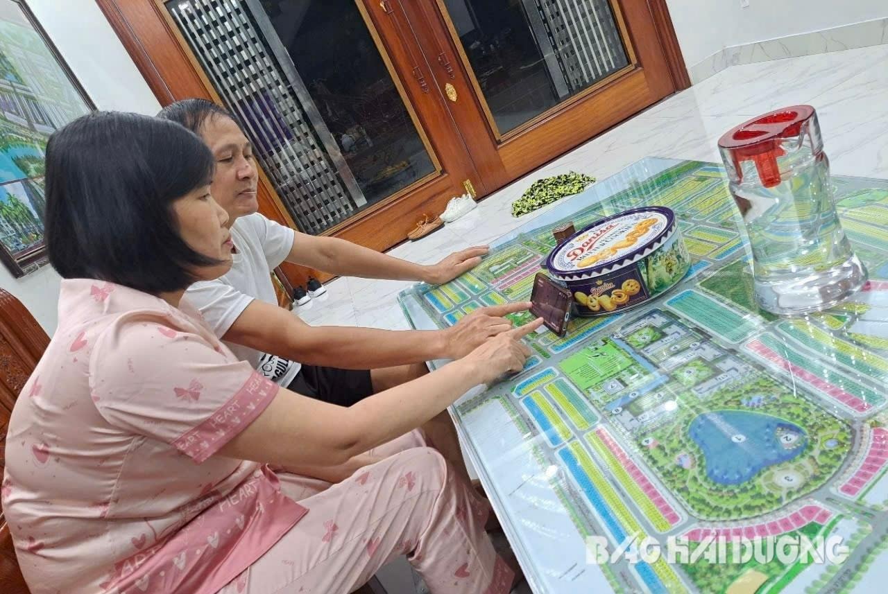 Là nhà đầu tư, vợ chồng anh Phạm Hồng Sức thường xuyên nắm bắt thông tin về quy hoạch, dự án xây dựng, văn bản pháp luật liên quan để tư vấn cho khách hàng