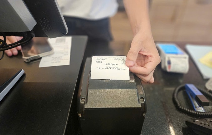 Hoá đơn được in từ máy tính tiền tại một quán cà phê, ngày 24/5. Ảnh: Phương Dung