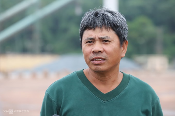 Ông Đỗ Sỹ Tường kể lại khoảnh khắc sinh tồn giữa biển Vũng Áng, chiều 26/5. Ảnh: Đức Hùng