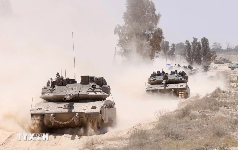 Xe quân sự Israel được triển khai gần biên giới với Dải Gaza ngày 20/5/2025. (Ảnh: THX/TTXVN)