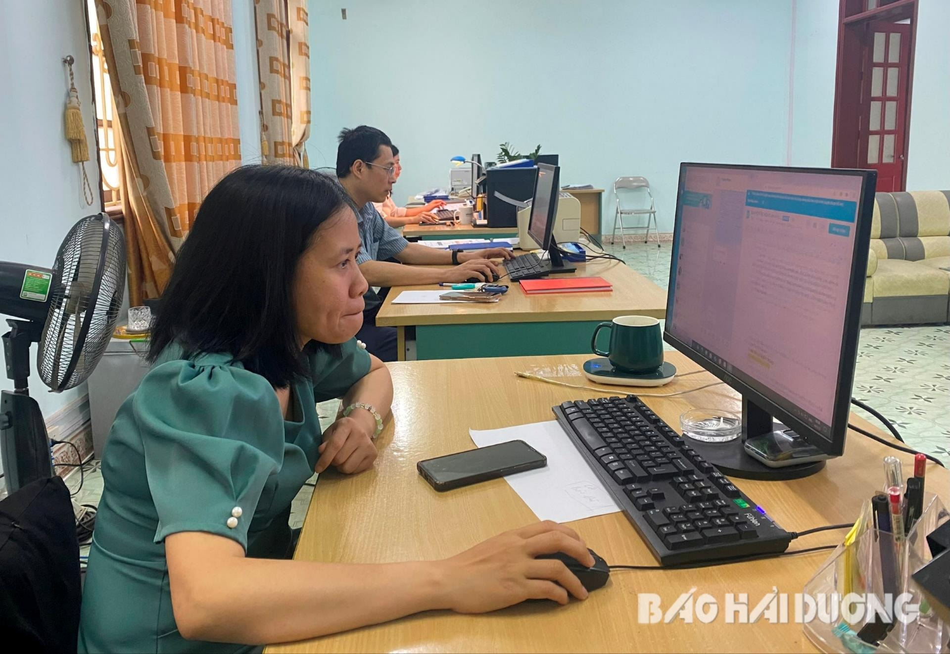 Ảnh báo in: Các sở, ngành thường xuyên công khai, cập nhật thông tin về thủ tục hành chính, các văn bản chỉ đạo của tỉnh, ngành để nhà đầu tư chủ động nắm bắt. Trong ảnh: Công chức Sở Khoa học và Công nghệ rà soát, cập nhật các thủ tục hành chính liên quan đến người dân, doanh nghiệp
