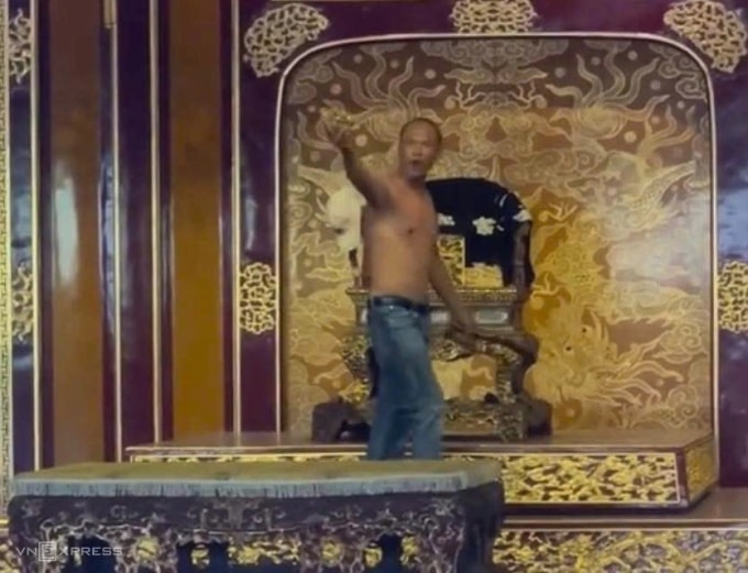 បល្ល័ង្កនៃរាជវង្ស.jpg