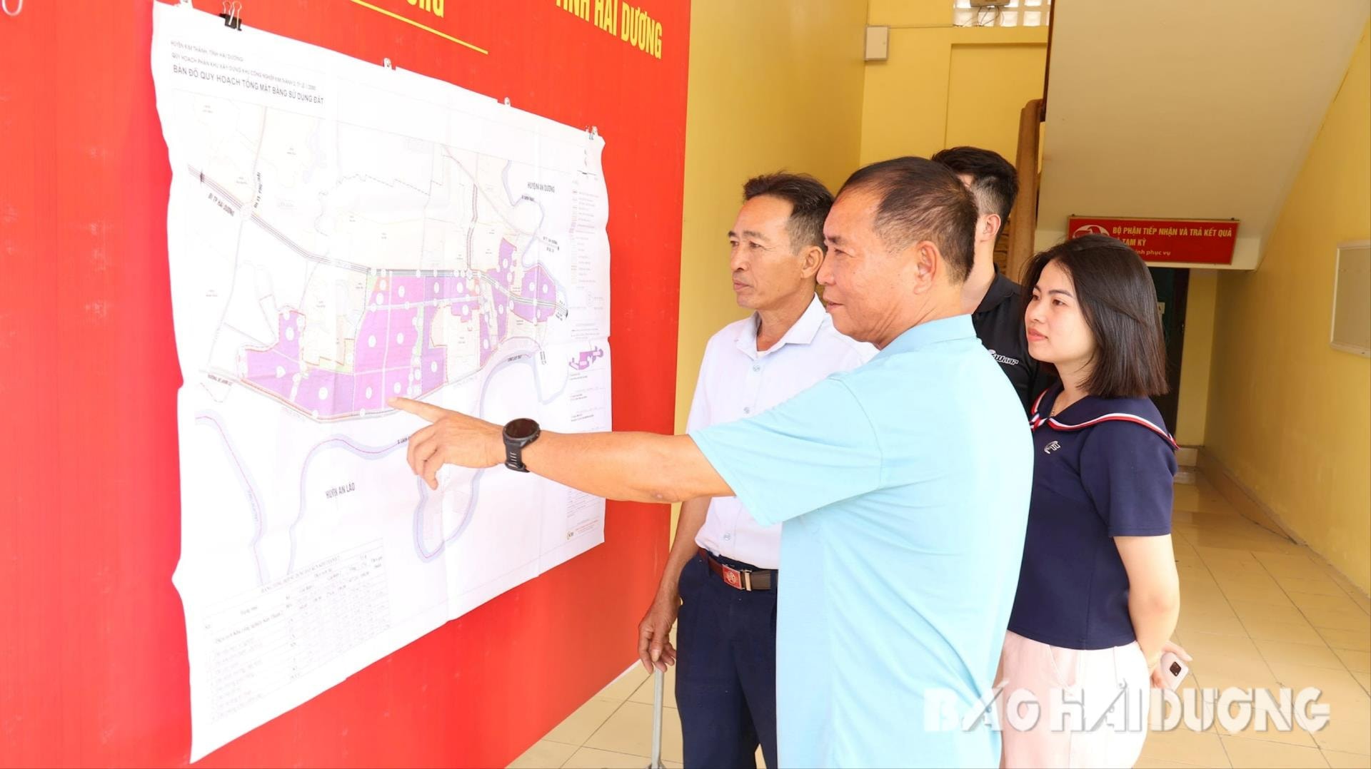 Ảnh báo in: Việc công khai, minh bạch thông tin trong các lĩnh vực như đấu thầu, tài liệu quy hoạch giúp người dân, doanh nghiệp dễ dàng tiếp cận, nắm bắt. Trong ảnh: Người dân xã Tam Kỳ (Kim Thành) tìm hiểu quy hoạch khu công nghiệp Kim Thành 2 tại trụ sở UBND xã