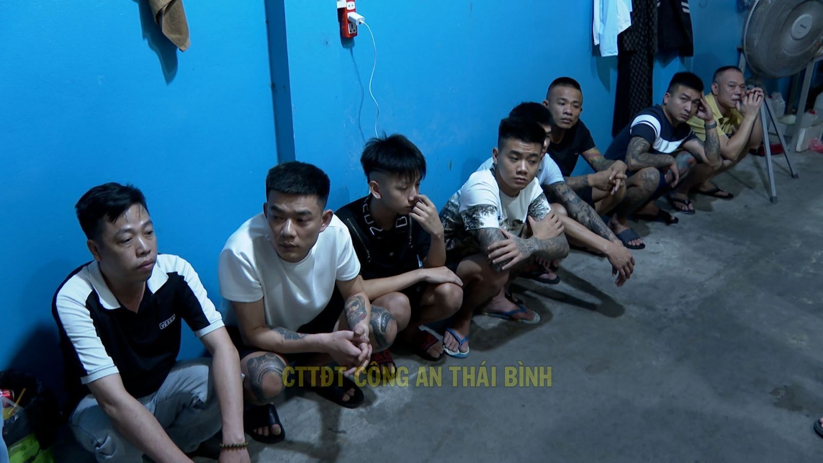 Bắt 14 kẻ 'chăn dắt', khống chế 28 nữ nhân viên quán karaoke tại Thái Bình - 2