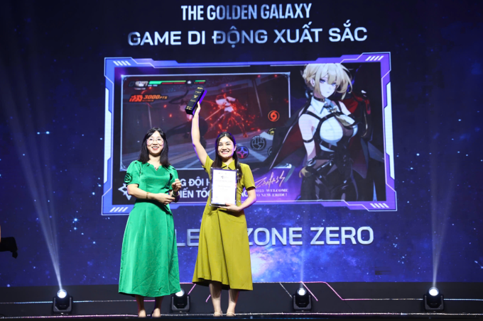 Đại diện Gamota nhận giải Game di động xuất sắc. Ảnh: Quỳnh Trần