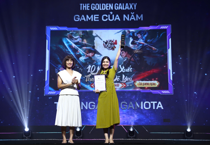 Đại diện Gamota nhận giải Game của năm. Ảnh: Quỳnh Trần