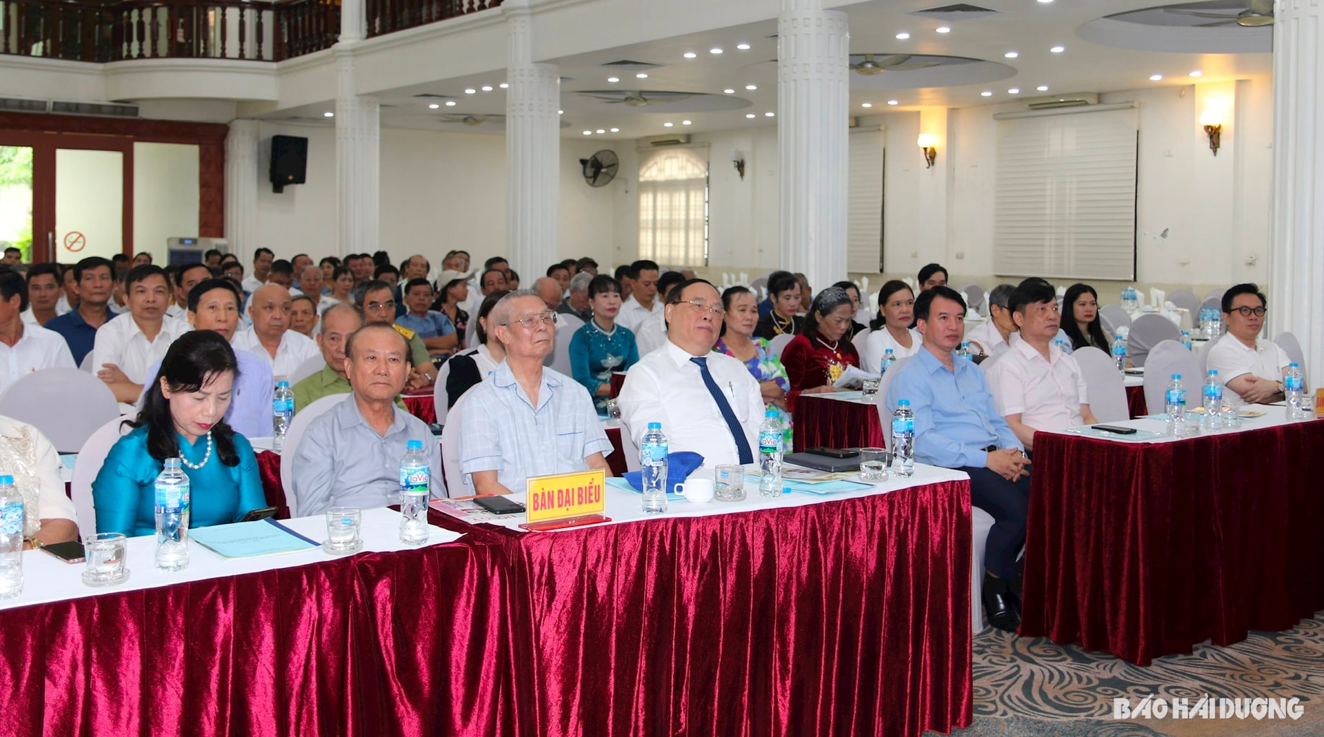 cac-dai-bieu-du-hoi-nghi.jpg