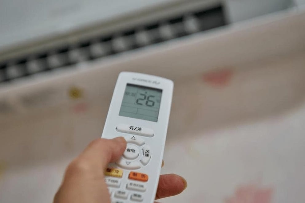 Mức điều hòa 26 độ sẽ không tốt cho bạn khi đi ngủ. (Ảnh: Aboluowang)