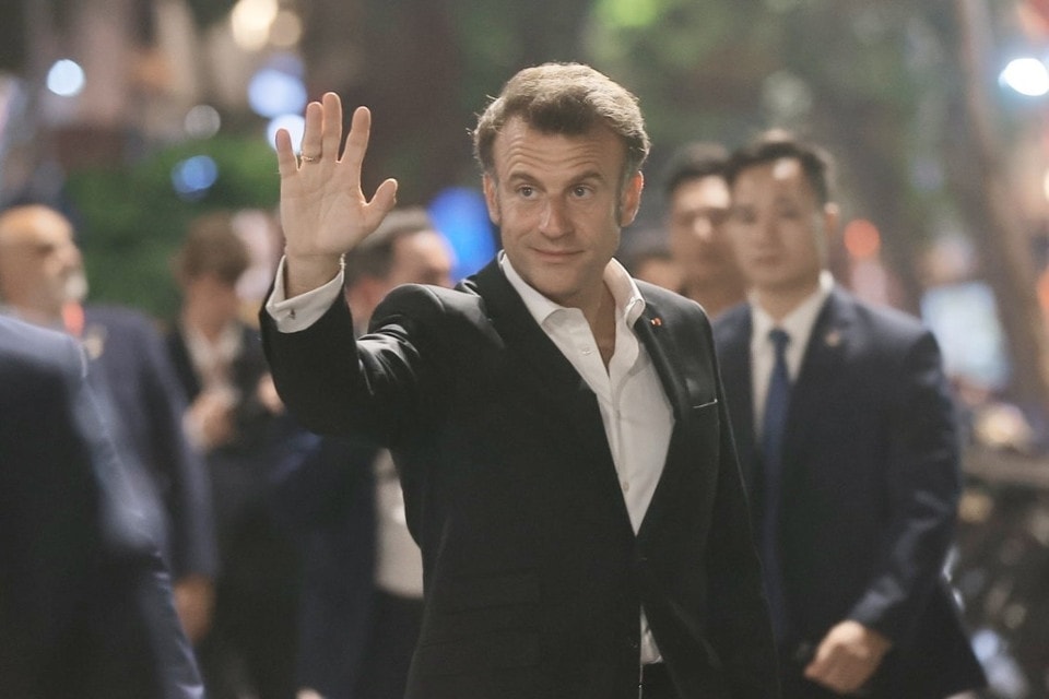 President Macron greets Hanoians (Photo: VNA)