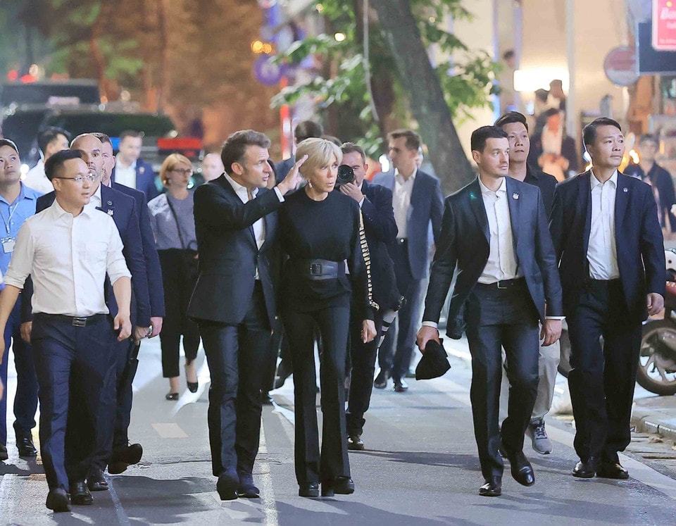 French President Macron and his spouse stroll through Hanoi’s Old Quarter. (Photo: VNA)