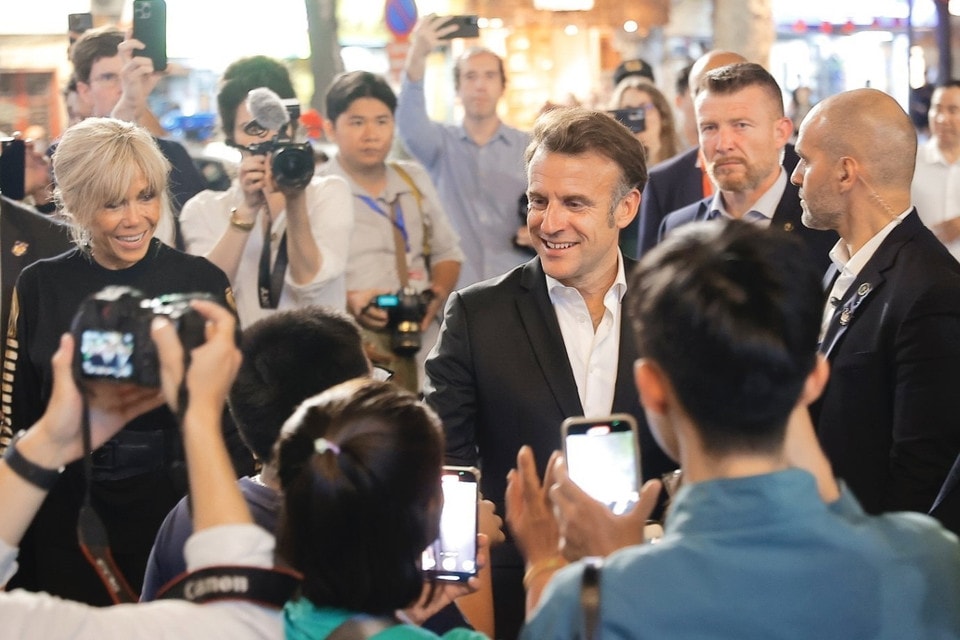 French President Macron and his spouse meet with residents while strolling through Hanoi’s Old Quarter. (Photo: VNA)