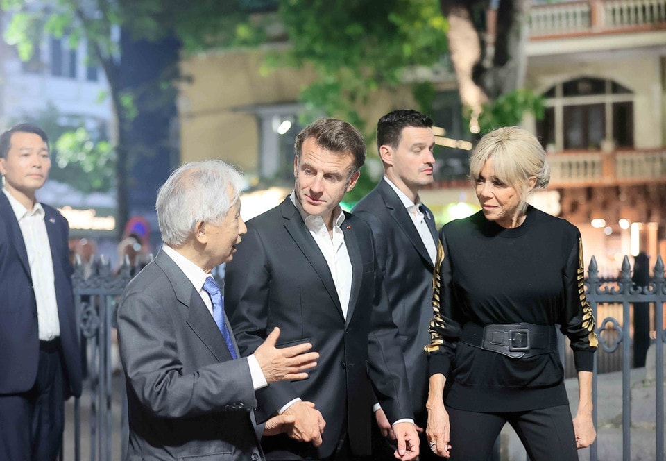 French President Macron and his spouse talk with a resident (Photo: VNA)