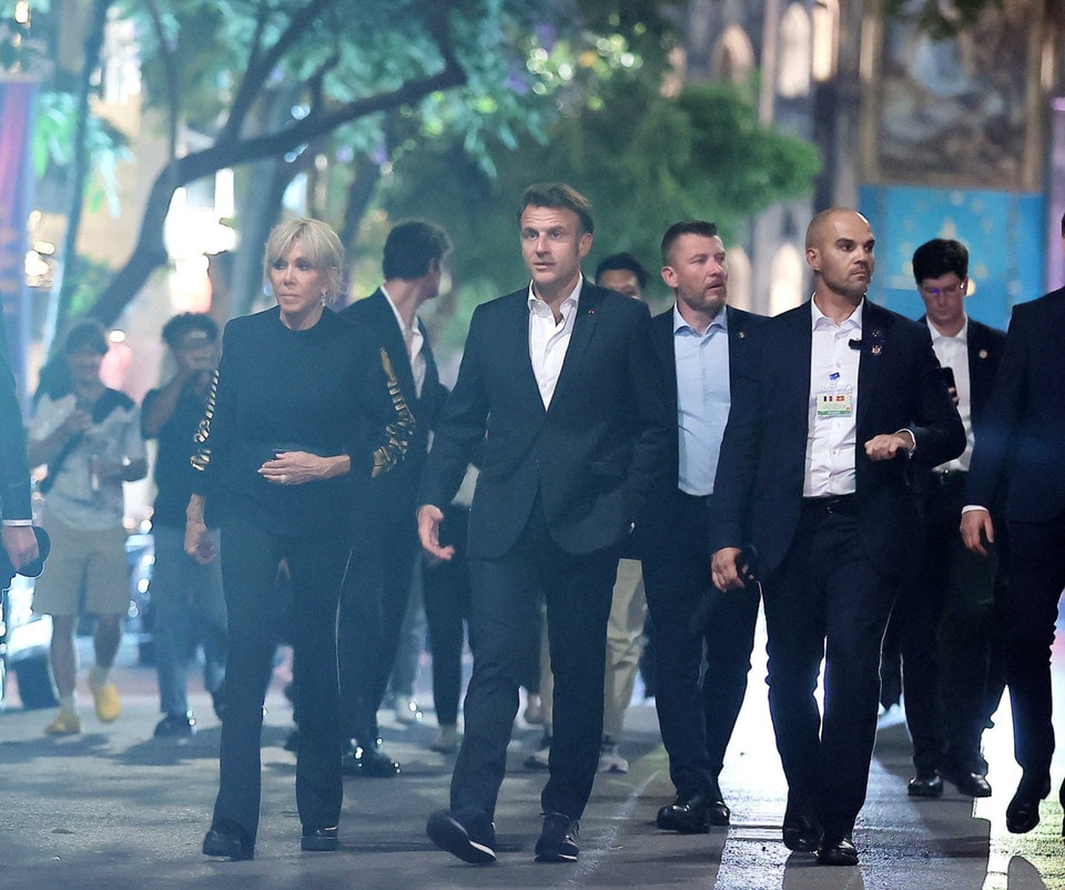 French President Macron and his spouse enjoy a walk around Hanoi’s Old Quarter. (Photo: VNA)