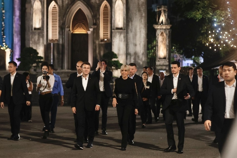 President Macron and his spouse take a walk near St. Joseph's Cathedral in Hanoi. (Photo: VNA)
