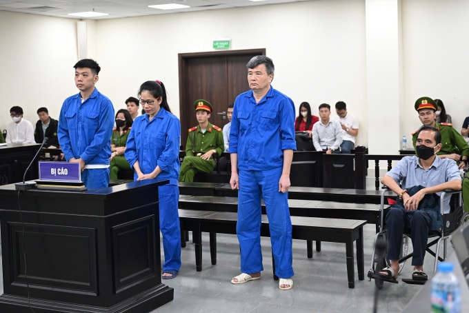Bị cáo Quỳnh ngồi trên xe lăn do đang điều trị chống đào thải sau phẫu thuật, phải tiêm thuốc hằng ngày. Ảnh: Danh Lam