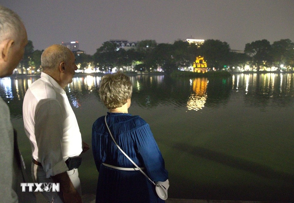 Hungarian President Sulyok and his spouse take a leisurely stroll around Hoan Kiem Lake. (Photo: VNA)