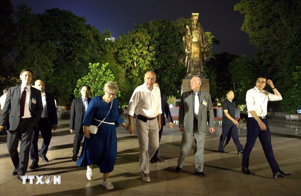 Hungarian President Sulyok and his spouse take a leisurely stroll around Hoan Kiem Lake. (Photo: VNA)