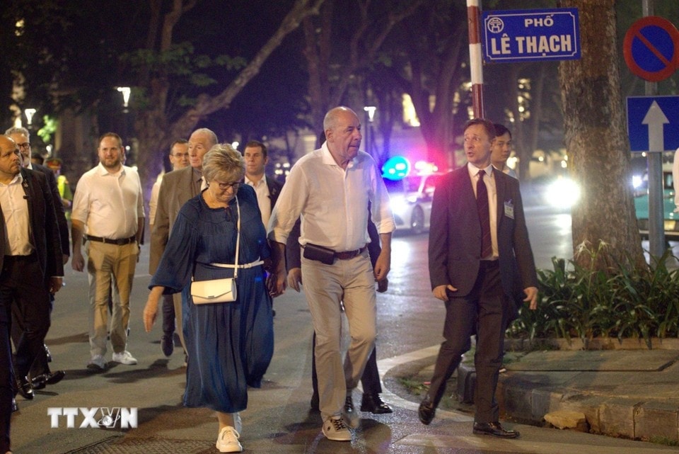 Hungarian President Sulyok and his spouse walk along Le Thach Street near Hoan Kiem Lake. (Photo: VNA)