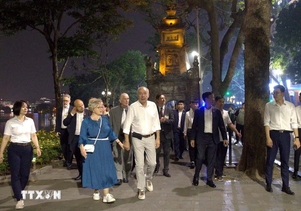 Hungarian President Sulyok and his spouse take a leisurely stroll around Hoan Kiem Lake. (Photo: VNA)