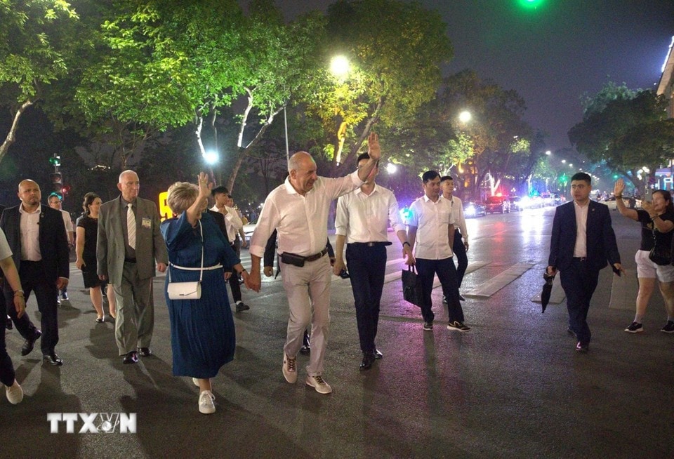 Hungarian President Sulyok and his spouse take a leisurely stroll around Hoan Kiem Lake. (Photo: VNA)