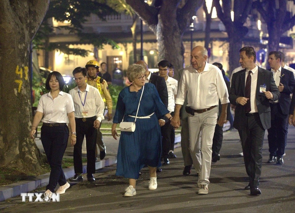 Hungarian President Sulyok and his spouse take a leisurely stroll around Hoan Kiem Lake. (Photo: VNA)