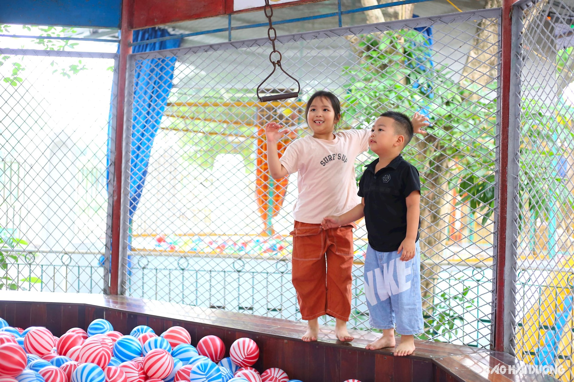 Hai bé Trúc Quỳnh và Bảo Quân - con chị Nghiêm Thị Quyên thích thú khi được mẹ cho đi chơi ở Nhà Thiếu nhi tỉnh