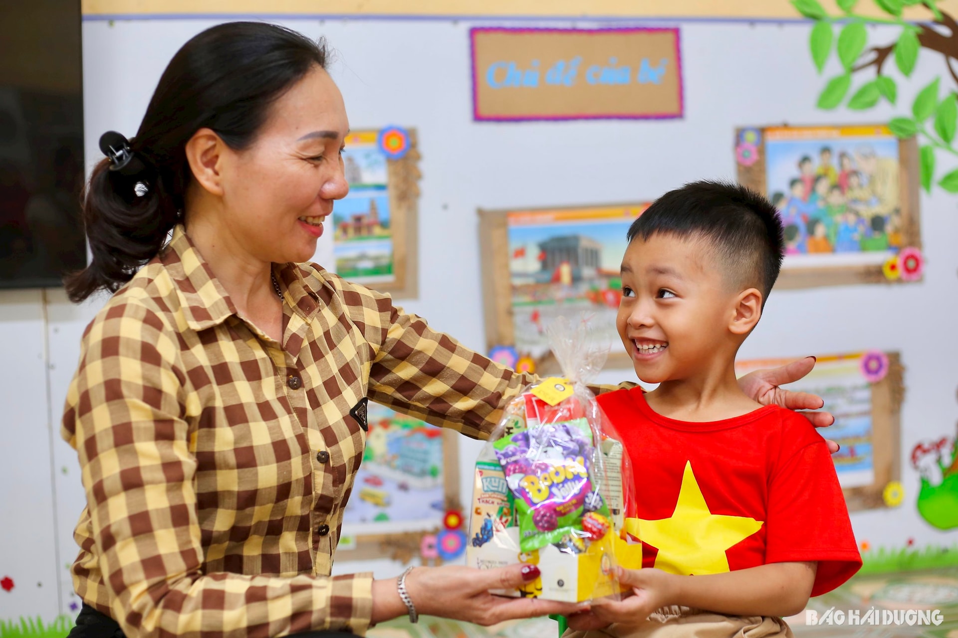  Tết thiếu nhi trong ký ức bà Hoan là những lần được biểu diễn văn nghệ ở sân kho. Đến khi là cô giáo mầm non, bà ngoại của 2 cháu nhỏ, bà vẫn quan tâm đến ngày Tết thiếu nhi cho trẻ em