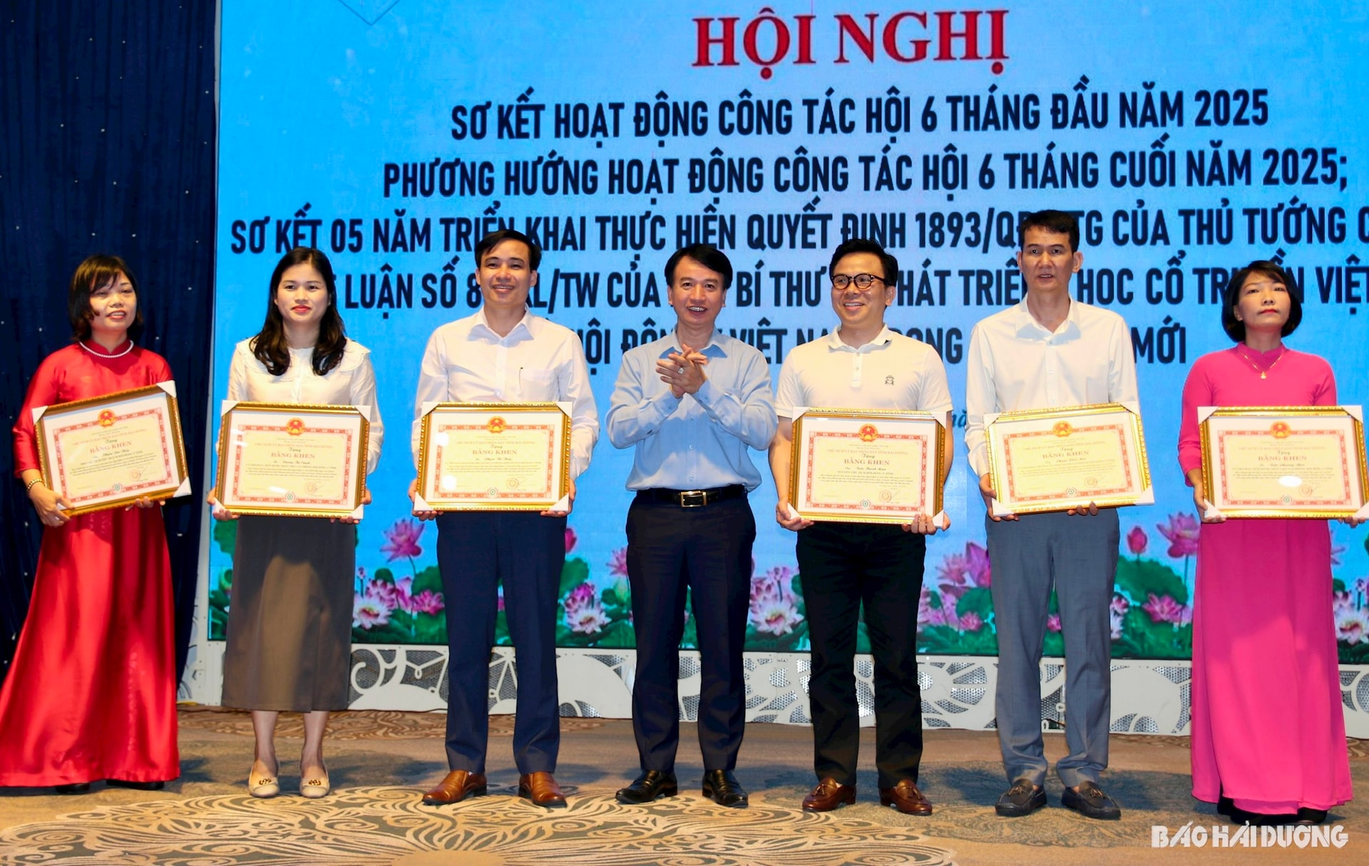 trao-bang-khen-cho-ca-nhan.jpg
