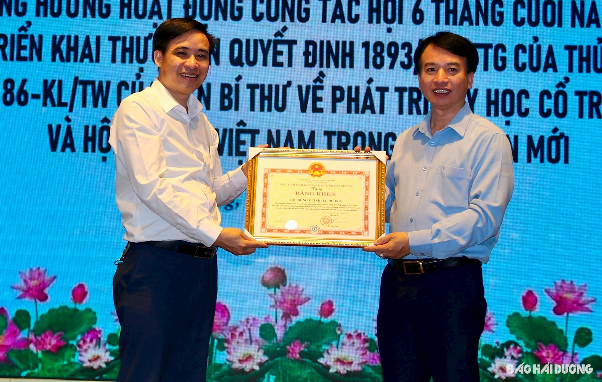 trao-bang-khen-tap-the.jpg