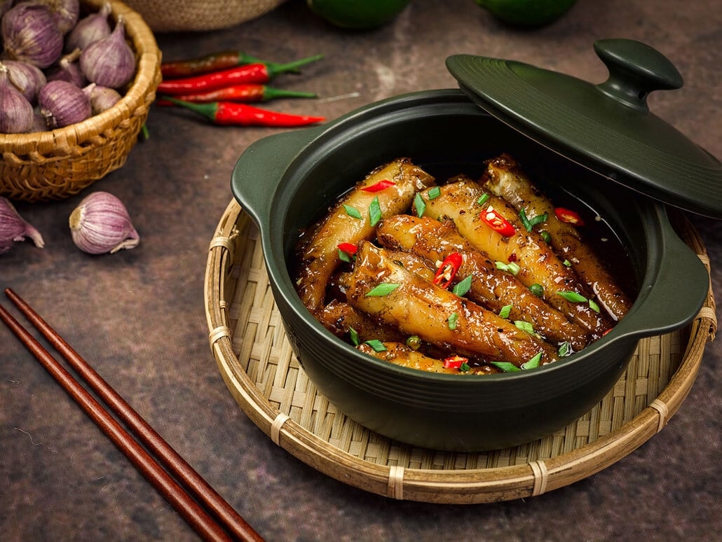 Vì sao cá kho hai lửa ngon hơn nấu một lần? (Ảnh: btaske)