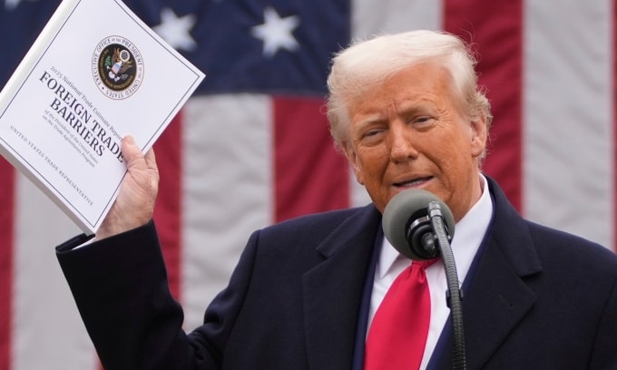 Tổng thống Donald Trump phát biểu trong sự kiện công bố thuế đối ứng tại Vườn Hồng, Nhà Trắng, ngày 2/4. Ảnh: AP