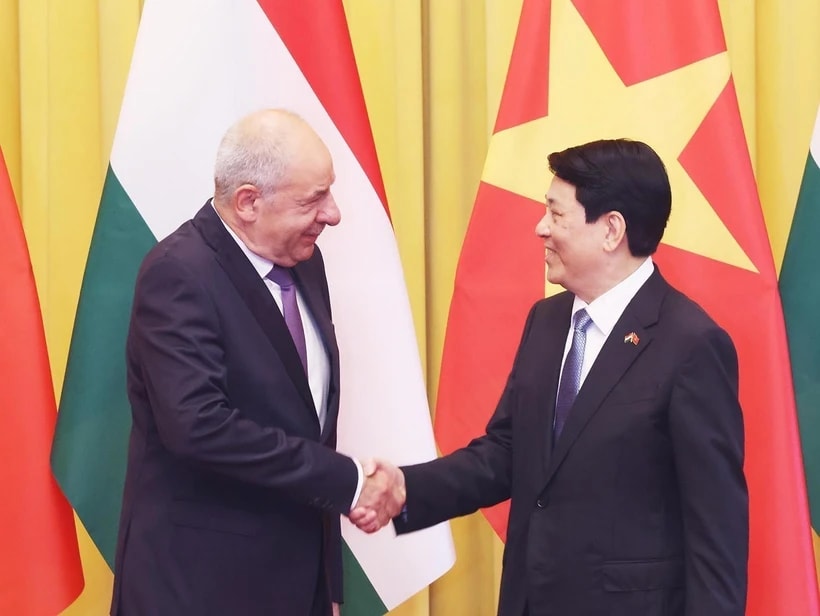 State President Luong Cuong (R) welcomes Hungarian President Sulyok Tamas in Hanoi on May 28. (Photo: VNA)