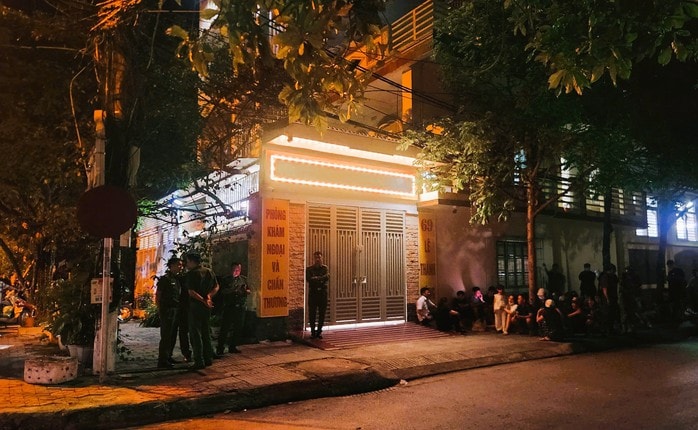 Nửa đêm, người hiếu kỳ vẫn tập trung theo dõi vụ người phụ nữ tử vong tại phòng khám tư- Ảnh 1.