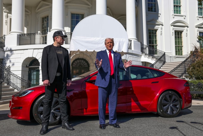 Tổng thống Donald Trump (phải) và tỷ phú Elon Musk đứng bên chiếc xe Tesla Model S tại sự kiện ở Nhà Trắng ngày 11/3. Ảnh: AP