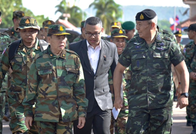 Tư lệnh Campuchia Mao Sophan (đi đầu, bên trái) gặp Tổng tư lệnh Thái Lan Pana Claewplodtook (đi đầu, bên phải) ở cửa khẩu biên giới ngày 29/5. Ảnh: AP