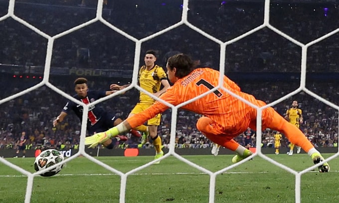 Doue (trái) ghi bàn nâng tỷ số lên 3-0. Ảnh: Reuters