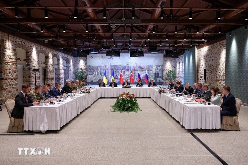 Ngoại trưởng Thổ Nhĩ Kỳ Hakan Fidan (giữa) chủ trì cuộc họp giữa phái đoàn Nga và Ukraine tại Istanbul ngày 16/5/2025. (Ảnh: THX/TTXVN)