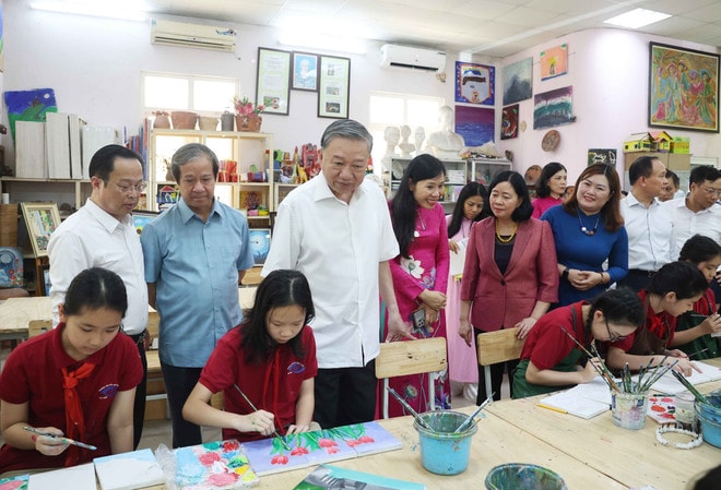 vna-potal-tong-bi-thu-tham-truong-ptcs-nguyen-dinh-chieu-va-truong-ptcs-xa-dan-ha-noi-8066983.jpg