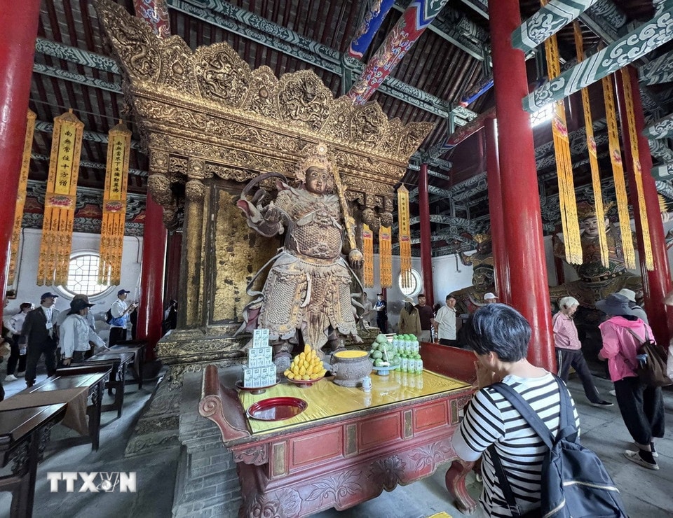 Không chỉ là địa điểm tham quan thu hút khách du lịch tại thành phố Lạc Dương, Bạch Mã tự còn là nơi được nhiều người dân địa phương đến thắp hương, cầu sức khỏe, bình an… (Ảnh: Công Tuyên/TTXVN)