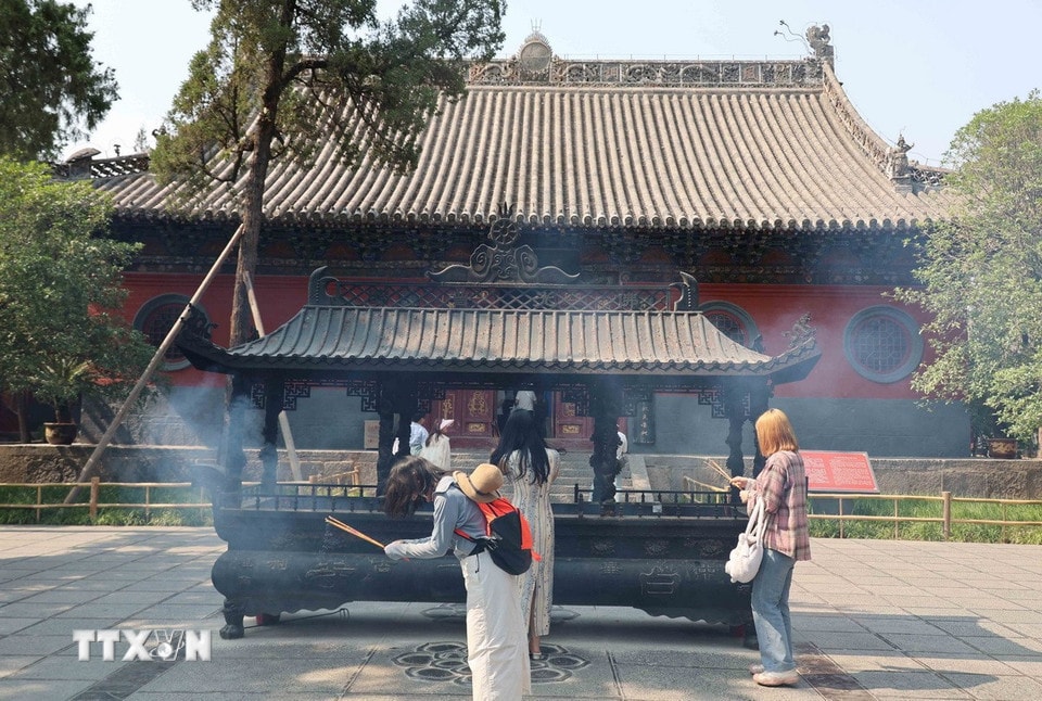 Không chỉ là địa điểm tham quan thu hút khách du lịch tại thành phố Lạc Dương, Bạch Mã tự còn là nơi được nhiều người dân địa phương đến thắp hương, cầu sức khỏe, bình an… (Ảnh: Công Tuyên/TTXVN)