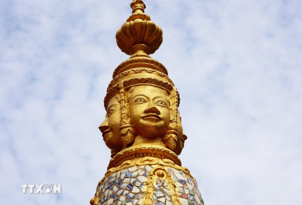 Tượng đầu thần Bayon bốn mặt ở chùa Âng. (Ảnh: Hồng Đạt/TTXVN)