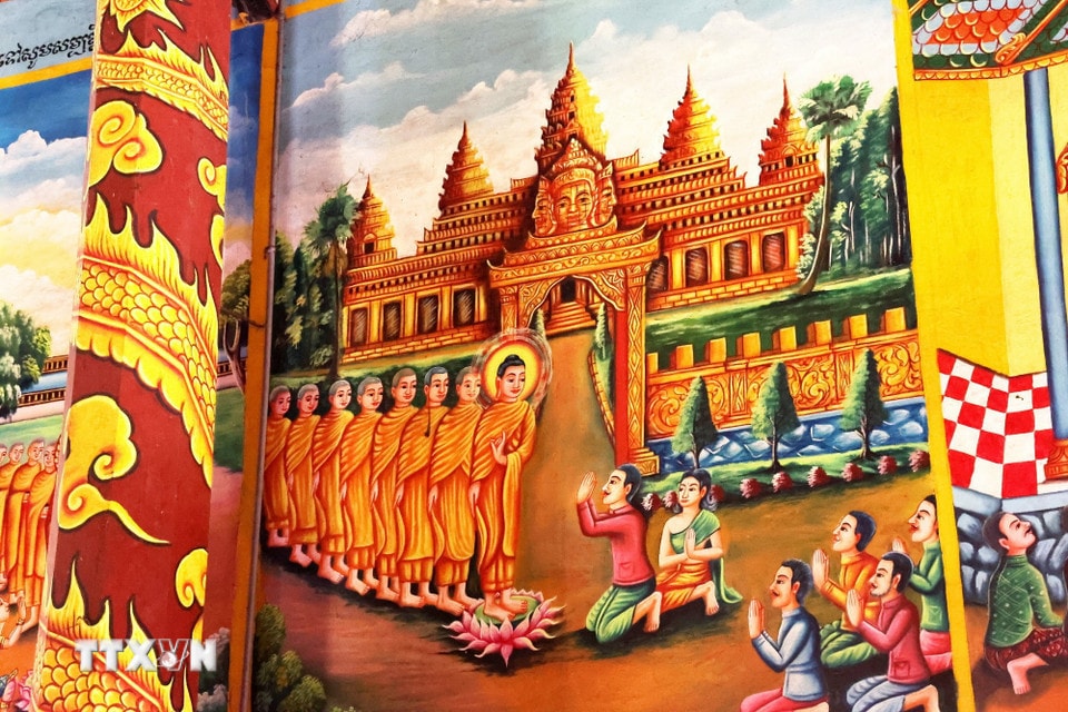 Vách chính điện được bài trí bằng các bức tranh vẽ kể lại cuộc đời Đức Phật Thích Ca. (Ảnh: Hồng Đạt/TTXVN)