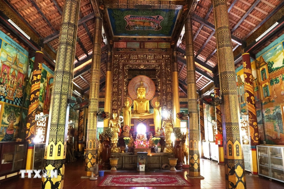 Như những ngôi chùa thuộc hệ phái Phật giáo Nam tông Khmer khác, trong chính điện chùa Âng cũng chỉ thờ duy nhất Phật Thích Ca. (Ảnh: Hồng Đạt/TTXVN)