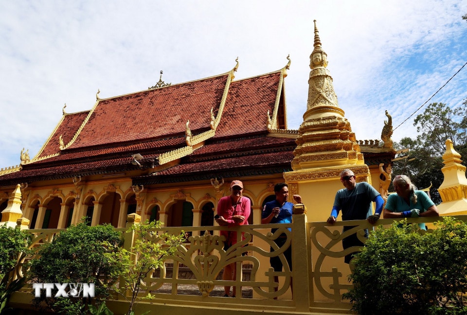 Chùa Âng mang lối kiến trúc cổ kính, được khắc họa, tô điểm bởi những tác phẩm nghệ thuật như: Tượng thần, chim thần, sự tích Phật Thích Ca với những đường nét hoa văn mang đậm bản sắc văn hóa tâm linh của đồng bào Khmer Nam Bộ. (Ảnh: Hồng Đạt/TTXVN)