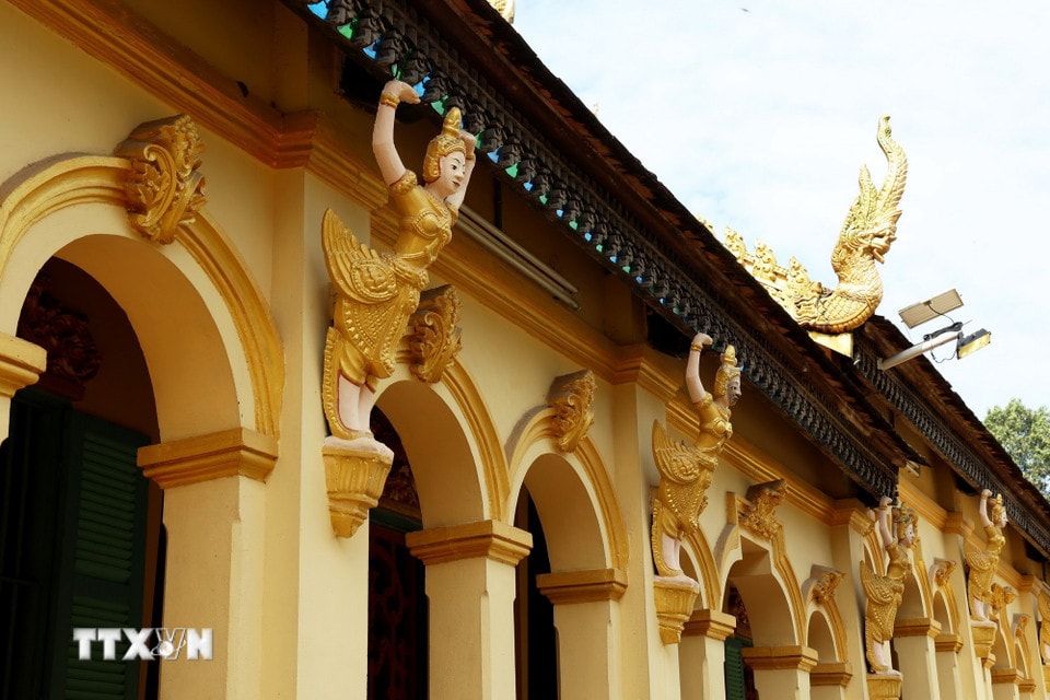 Kiến trúc cột vòm đẹp mắt xung quanh chính điện chùa Âng. (Ảnh: Hồng Đạt/TTXVN)
