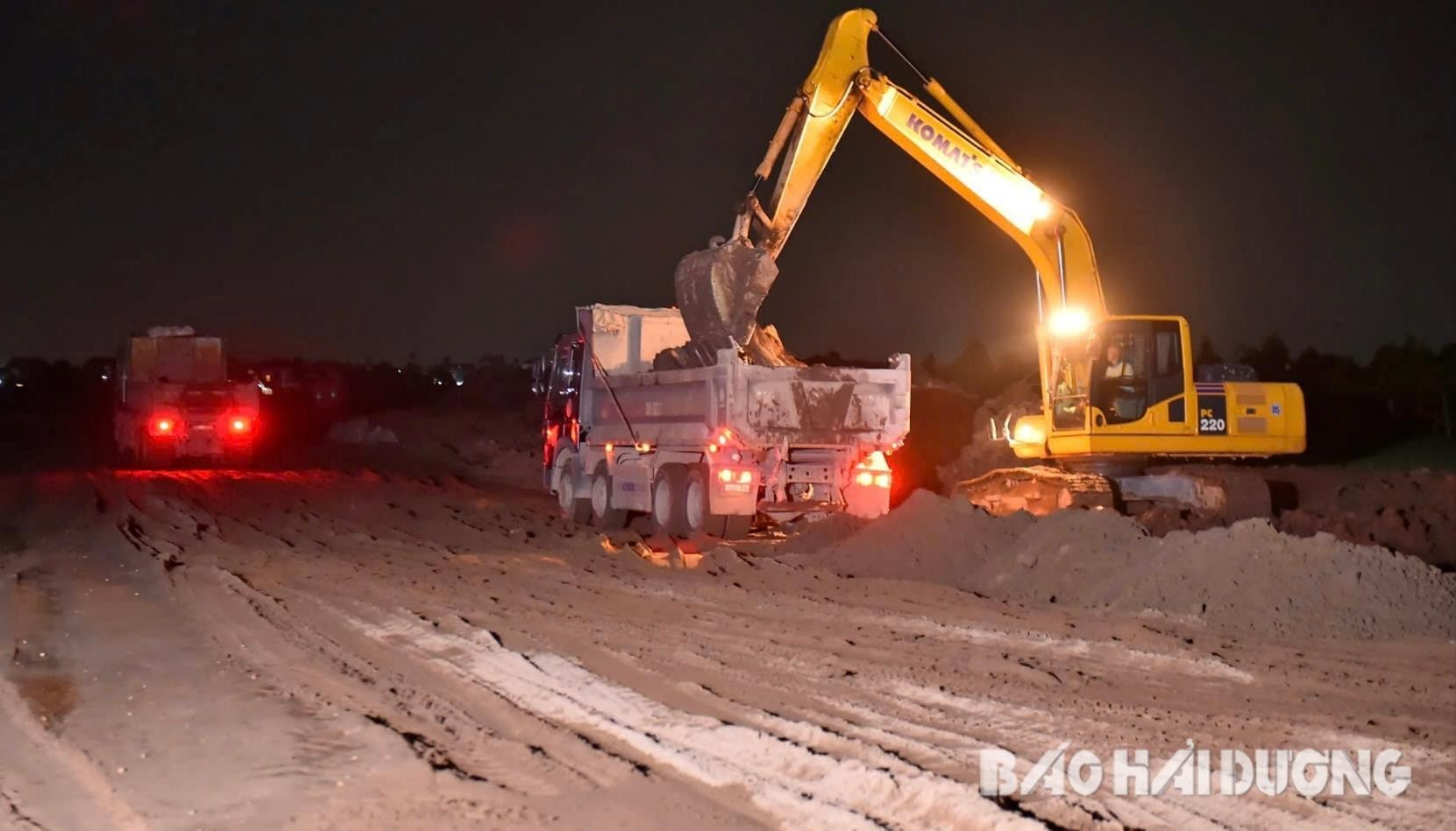 Dự án Xây dựng cầu vượt sông Kinh Môn và đường dẫn nối nút giao lập thể với quốc lộ 5 hiện đã giải ngân được khoảng 343,8 tỷ đồng, đạt 57,3% tổng mức đầu tư