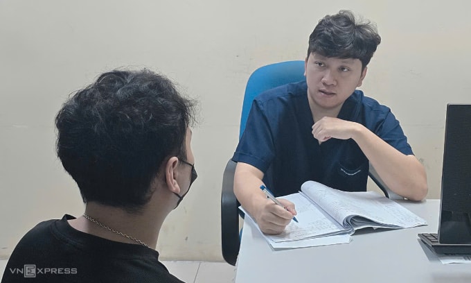 Bác sĩ Khải đang tư vấn cho bệnh nhân đến khám tại Khoa Phẫu thuật Thận Tiết niệu - Nam học, Bệnh viện E (Hà Nội), sáng 27/5. Ảnh: Thùy An